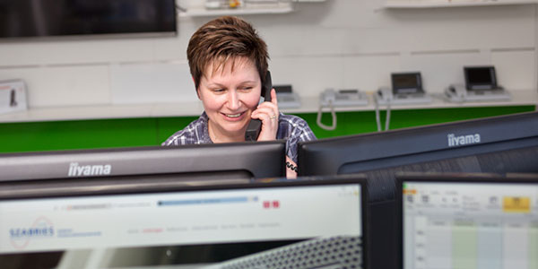 Frau Reeder am Telefon