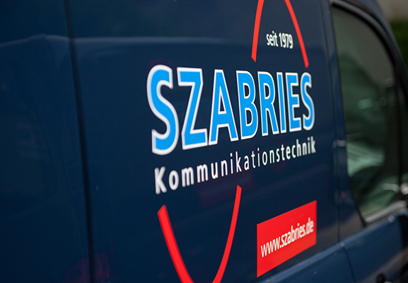 Szabries Berlin - Logoaufschrift auf Auto